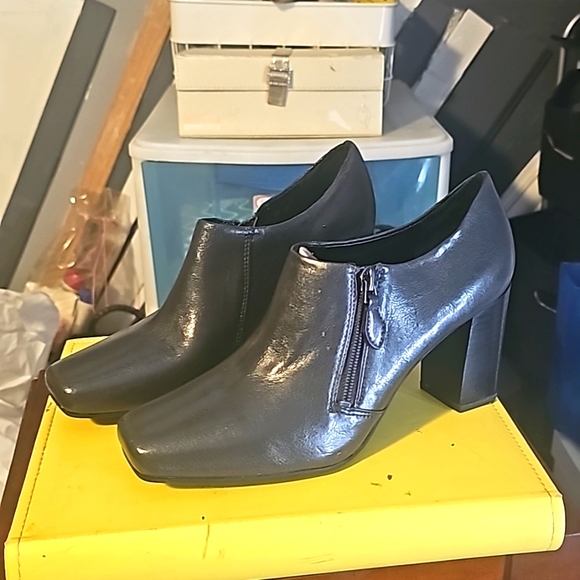 New Franco Sarto Designer Ankle Boots, Sz 8.5, Gray, 3" Think Heel, Side Zipper. - Picture 3 of 9